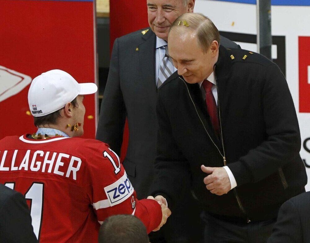 Владимир Путин вручил капитану сборной Канады кубок ЧМ-2016